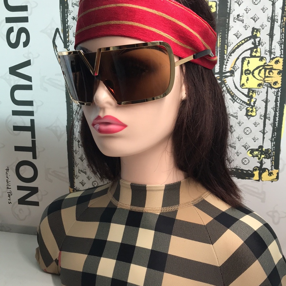 New Authentic Valentino V-Romask Oversized Sunglasses – Light Gold Titanium, Uni